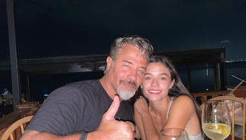 Sergio Sendel junto a su hija.