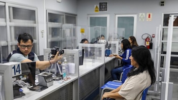 Los ciudadanos pueden verificar el estado de su trámite en la plataforma digital de Reniec y confirmar si su documento está listo para el recojo; si el sistema indica un avance del 100 %, podrán recogerlo según las condiciones de atención - Créditos: Reniec.