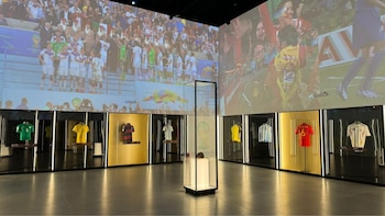 Hugo Sánchez se une a LaLiga para abrir exposición de futbol con piezas originales en la CDMX