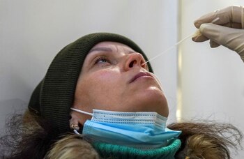 FOTO DE ARCHIVO: Un especialista