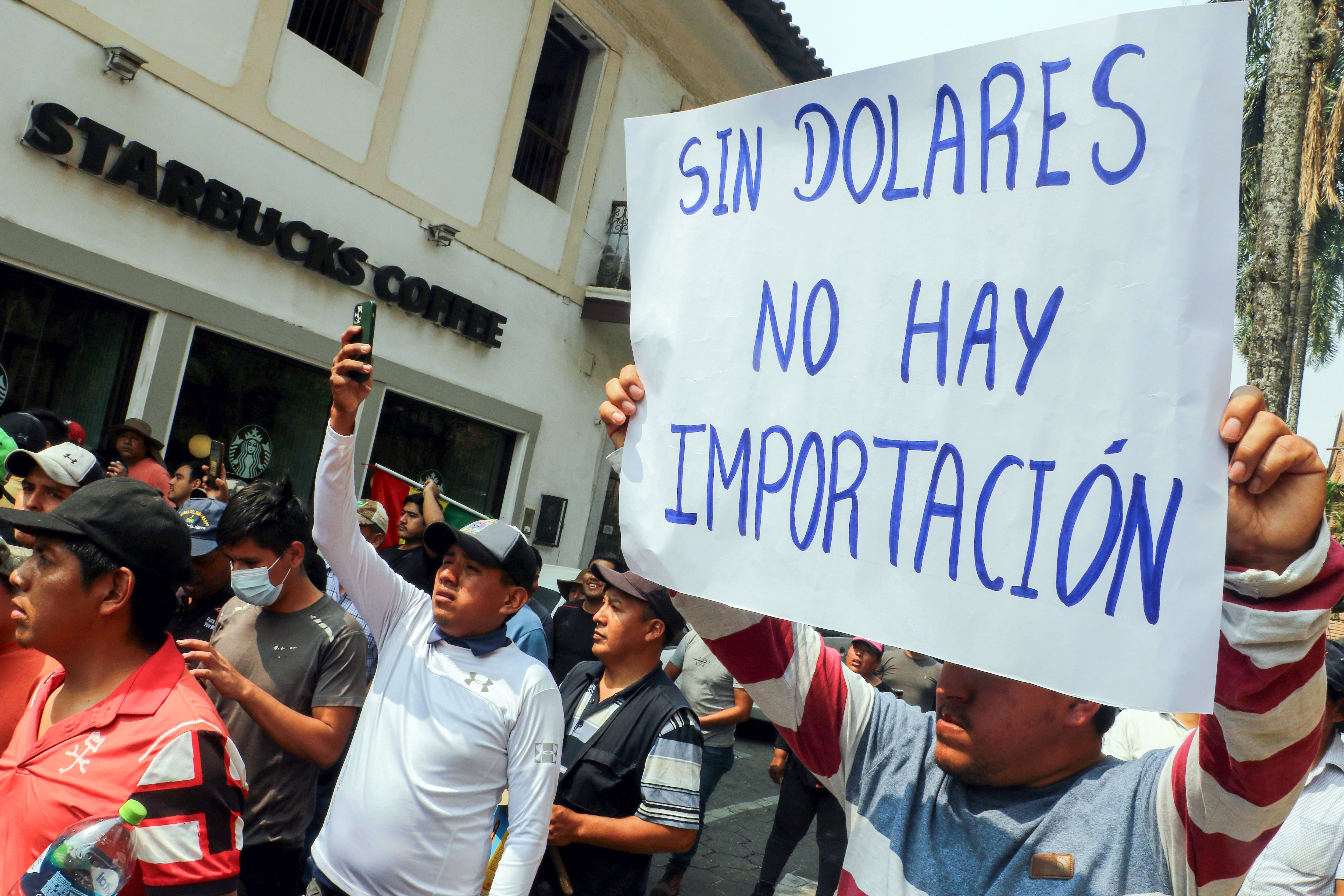 Una persona sostiene un cartel durante una marcha este lunes, en Santa Cruz (Bolivia). EFE/Juan Carlos Torrejón