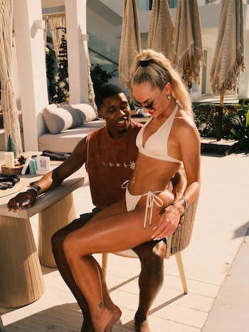 Alisha Lehmann junto a su