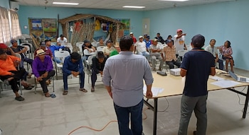 Miembros de comunidades costeras indígenas son orientados sobre los desplazamientos.