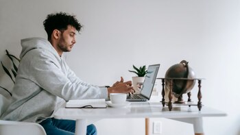 Un joven trabaja de manera