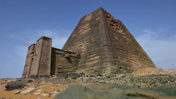 La guerra en Sudán agrava el deterioro de las pirámides de Meroe y paraliza los trabajos de preservación del sitio arqueológico (AP Photo/Mohnd Blal)