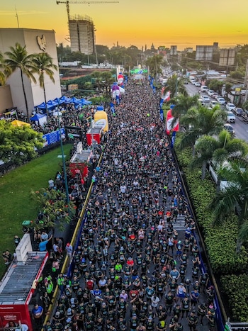 Familias completas llegaron desde temprano a la carretera Panamericana, cerca de los centros comerciales de Antiguo Cuscatlán.
(Foto cortesía Secretaría de Prensa)