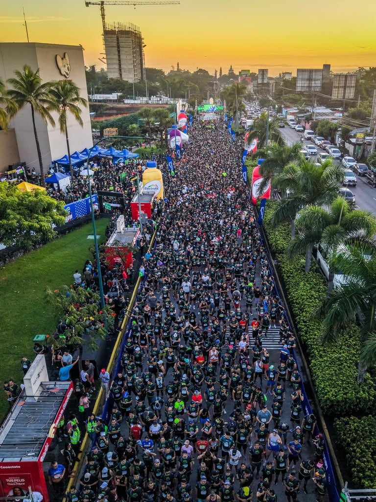 Familias completas llegaron desde temprano a la carretera Panamericana, cerca de los centros comerciales de Antiguo Cuscatlán. (Foto cortesía Secretaría de Prensa)