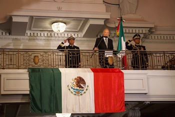 El embajador Alejandro Gertz Manero dio el Grito de Independencia en Londres. (@Embamexru)