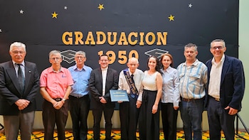 Algunos de los hijos de Fernando Calderón pudieron acompañarlo durante la graduación en el centro educativo./ (Teletica)