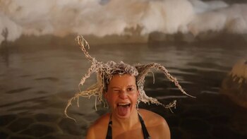 Los participantes tocan una campana