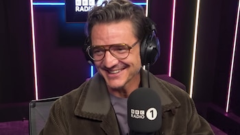 Preguntas incómodas, juegos con el casco de The Mandalorian y nuevas anécdotas personales de Pedro Pascal