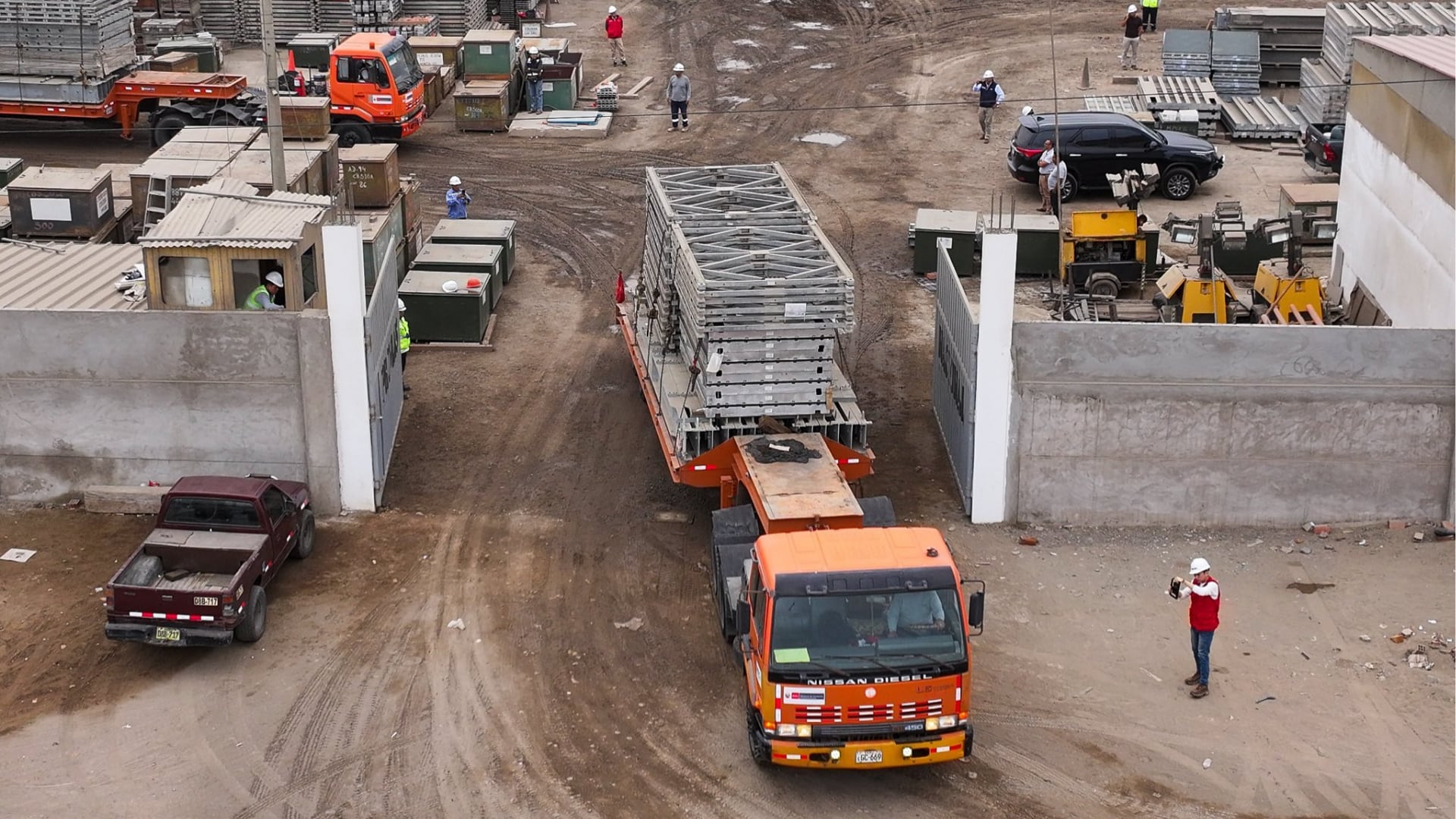 Un camión transporta estructuras de puentes modulares desde un centro de acopio del Ministerio de Transportes y Comunicaciones para atender emergencias en Perú. (X/@MTC)