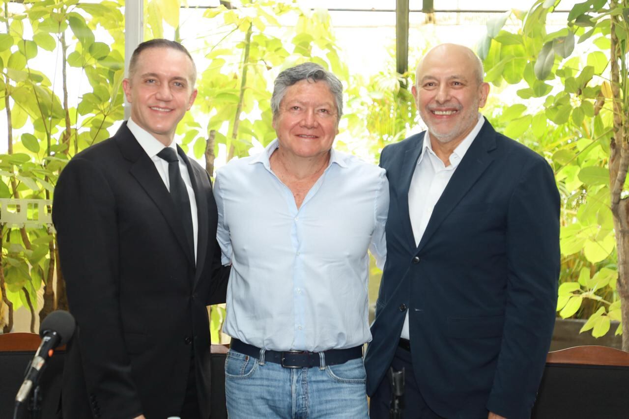Adrián Rubalcava junto con Héctor Ulises García Nieto, titular de la Secretaría de Movilidad y Guillermo Calderón, quien dejó el cargo de director General del Metro. Foto: X/@AdrianRubalcava.