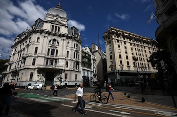 FOTO DE ARCHIVO: Personas caminan en el centro de la capital argentina, Buenos Aires, Argentina March 27, 2025. REUTERS/Agustin Marcarian