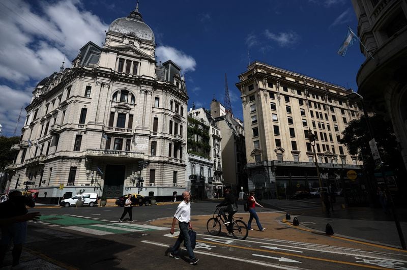 FOTO DE ARCHIVO: Personas caminan en el centro de la capital argentina, Buenos Aires, Argentina March 27, 2025. REUTERS/Agustin Marcarian