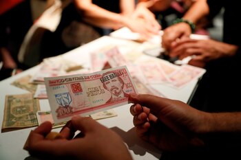 Performance de acuñar billetes por