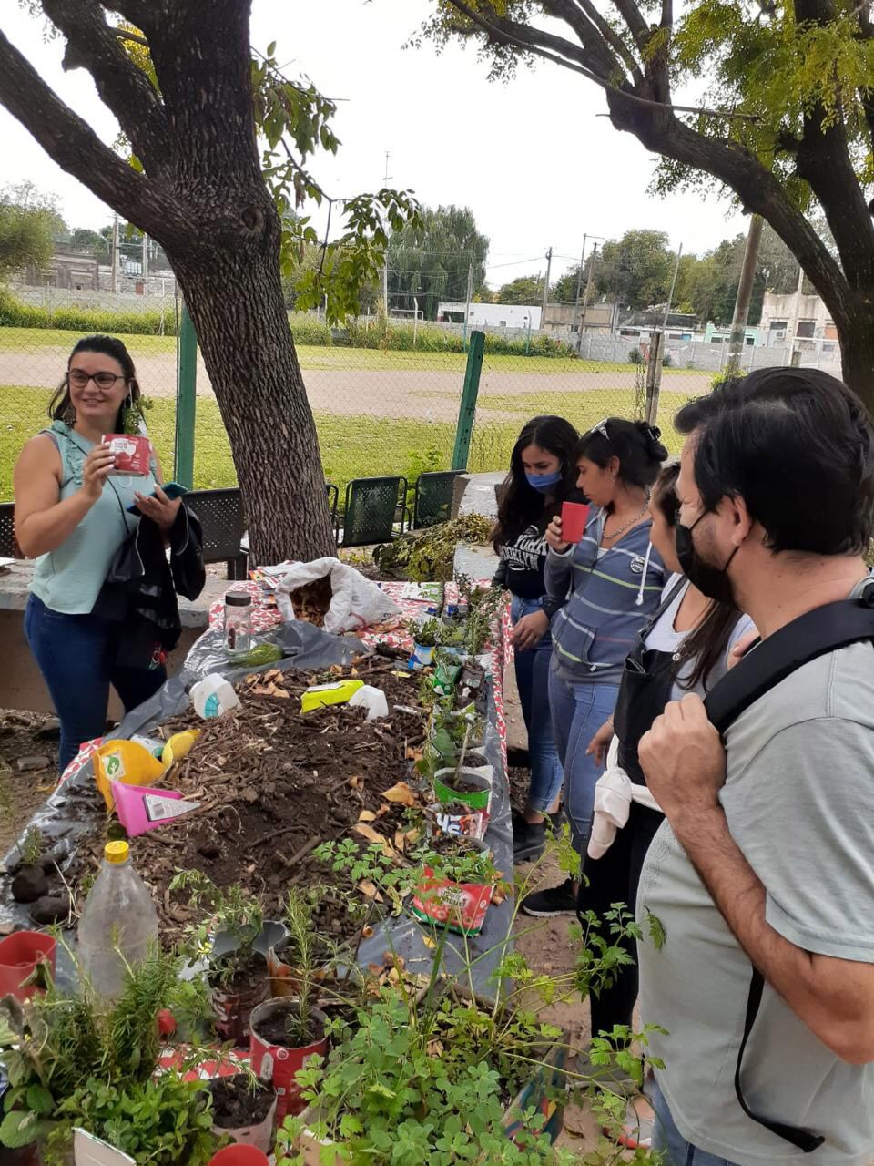 Integrantes del equipo coordinan actividades diarias en la sede, donde funciona la escuela y los talleres.