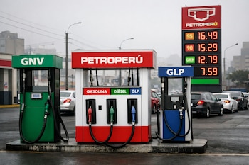 Surtidores de GNV, gasolina, diésel y GLP en estación de servicio Petroperú. Cartel digital muestra precios. Autos y edificios al fondo.