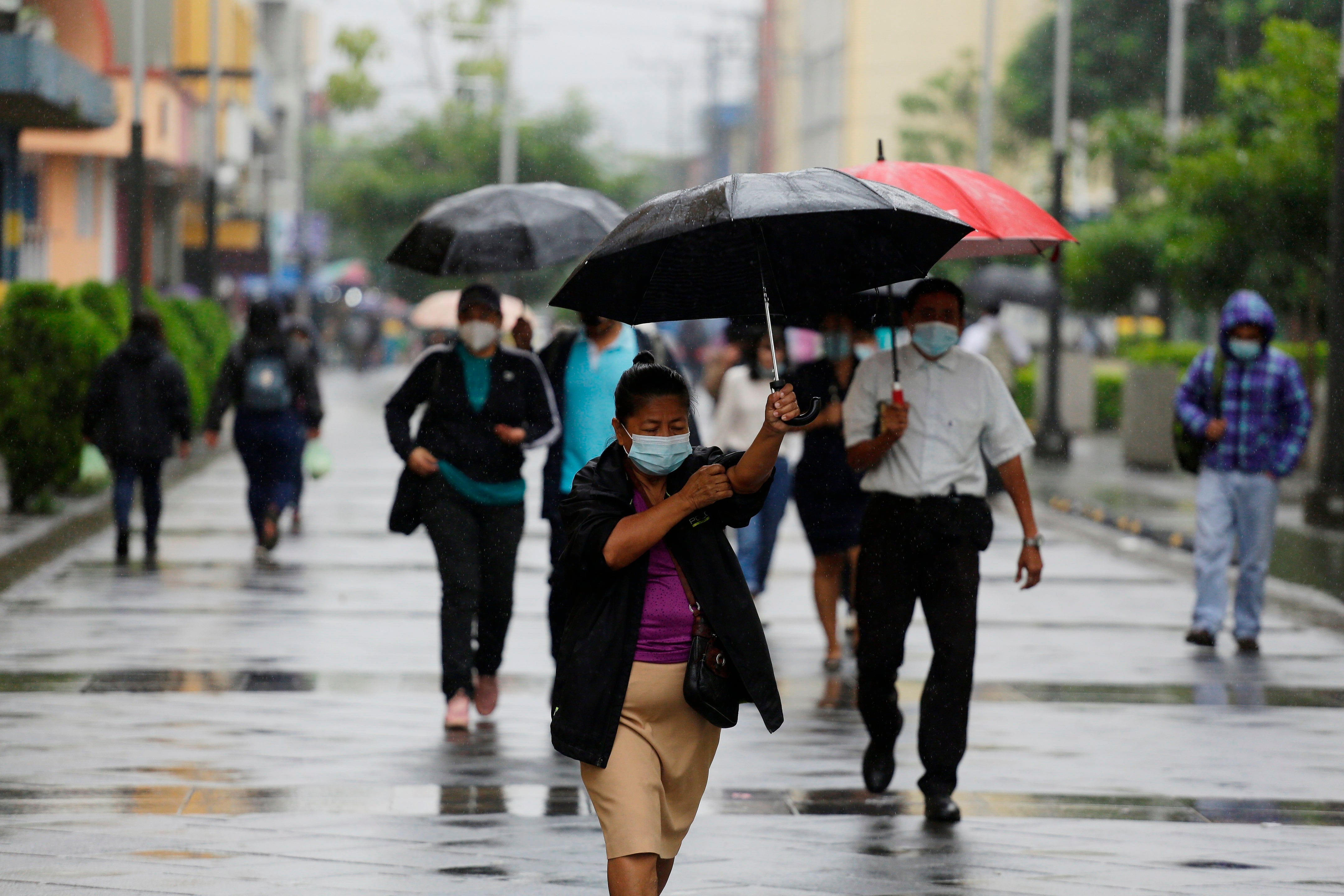 El Salvador enfrenta este domingo calor extremo y lluvias intensas por la influencia de una onda tropical y una vaguada. EFE/Rodrigo Sura