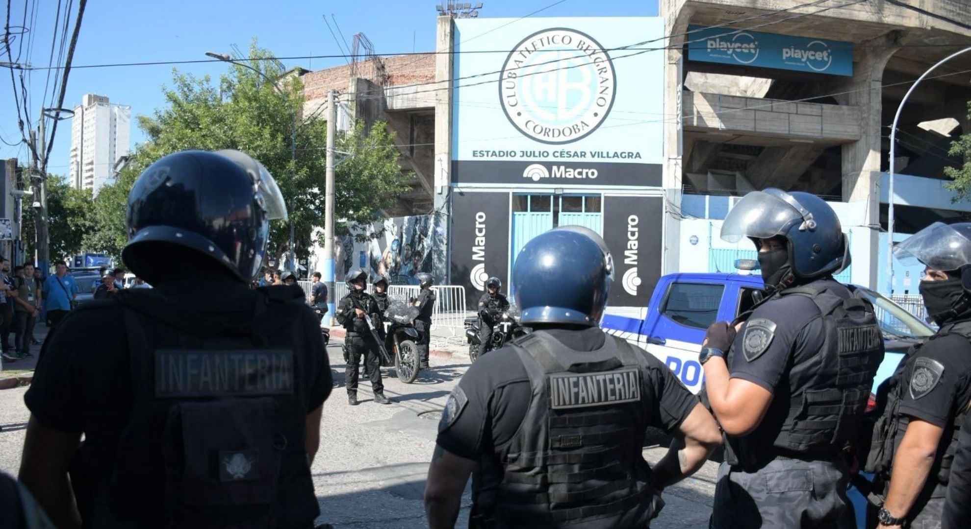 El operativo de seguridad montado en las inmediaciones del estadio de Belgrano