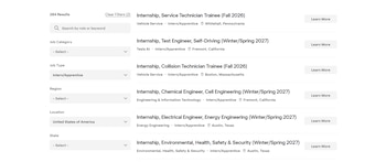 Captura de pantalla de un sitio web con filtros de búsqueda a la izquierda y ofertas de pasantías en una lista a la derecha