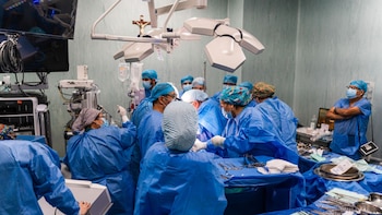 Vivía conectado a oxígeno y hoy está en casa: la historia del paciente que recibió un trasplante bipulmonar