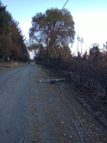 Cables y postes en la zona del incendio en Las Golondrinas