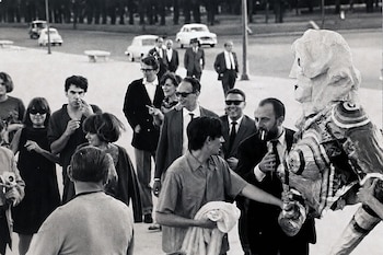 Registro por Oscar Bony?Sin título. Procesión para arrojar las obras de Juan Stoppani y Alfredo Rodríguez Arias al Río de la Plata.?Fotografía vintage única.?6 x 9 cm.?1964._