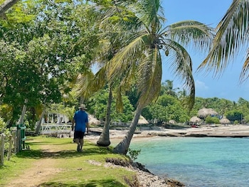 Isla Fuerte es un destino del Caribe colombiano que ofrece playas de aguas cristalinas y un ambiente tranquilo para quienes buscan descansar lejos de los lugares más concurridos (latitudeadjustmentblog)