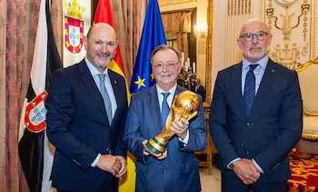Rafael Louzán y Luis de la Fuente, en Ceuta este viernes. (RFEF)
