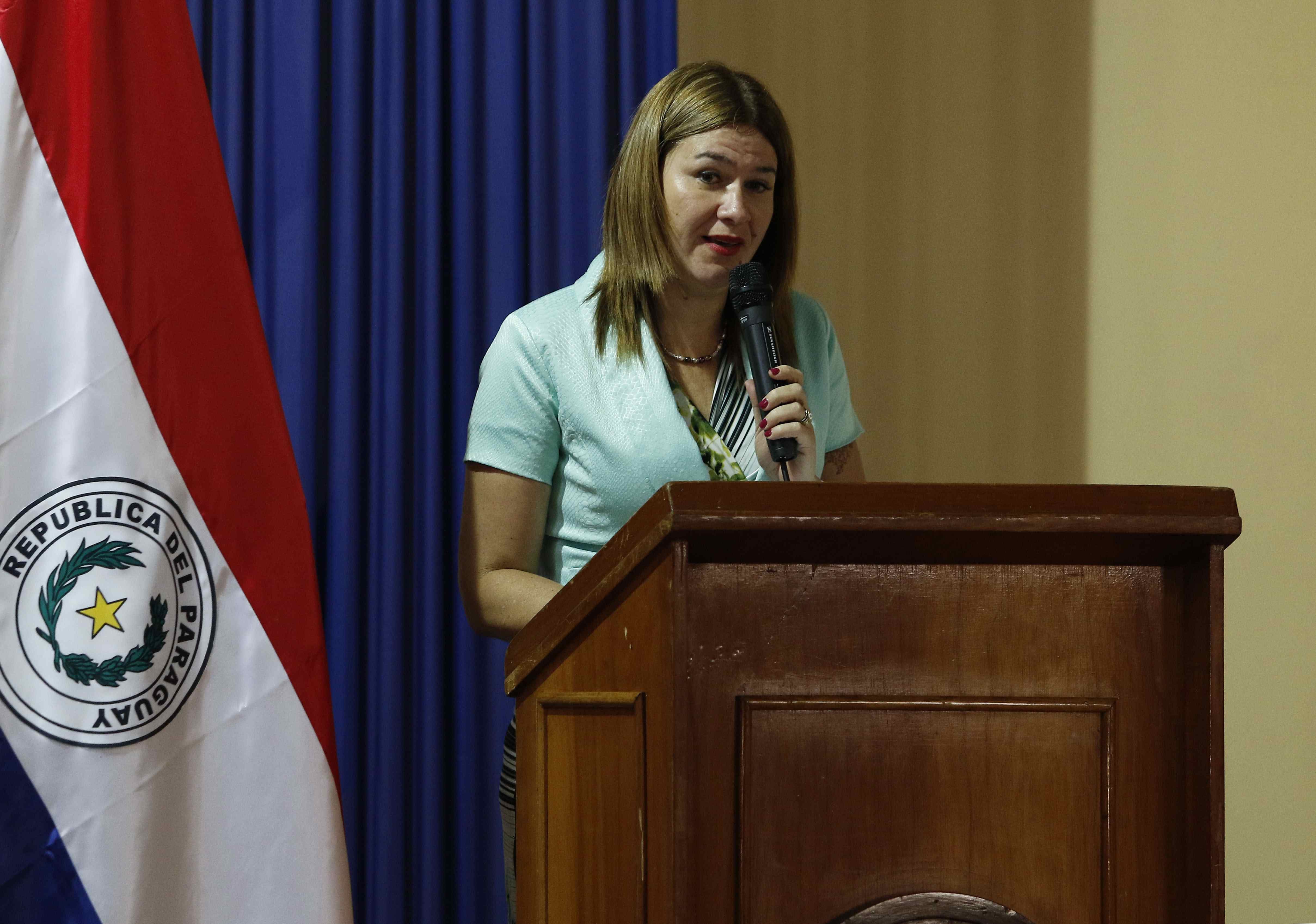 La saliente ministra de Salud y Bienestar Social, de Paraguay, María Teresa Barán, agradeció al presidente Peña por estos años en su Gobierno (EFE/Andrés Cristaldo)