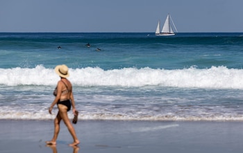 Vista de la playa de La Zurriola de San Sebastián, a 26 de mayo de 2026. (EFE/Javier Etxezarreta)
