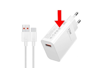 Un cargador blanco de pared con una flecha roja que señala un icono impreso en el costado y un cable USB blanco con dos conectores