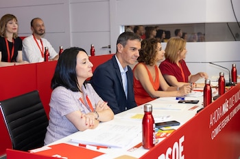 27/06/2026 El presidente del Gobierno Pedro Sánchez, la vicesecretaria general, María Jesús Montero (2d), la secretaria de organización, Rebeca Torró Soler (i), y la secretaria de Igualdad, Pilar Bernabé García (d) durante la reunión del Comité Federal del PSOE, en la sede nacional de la calle Ferraz, a 27 de junio de 2026, en Madrid (España). El comité federal ha aprobado los plazos para que las federaciones celebren primarias en julio, septiembre y noviembre con el fin de elegir a sus candidatos autonómicos y municipales.
POLITICA
Jesús Hellín - Europa Press