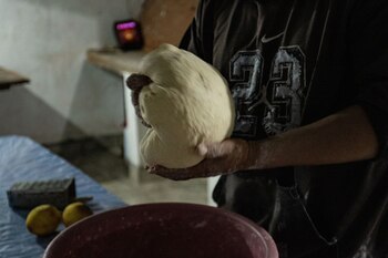 Amasar la mezcla hasta llegar