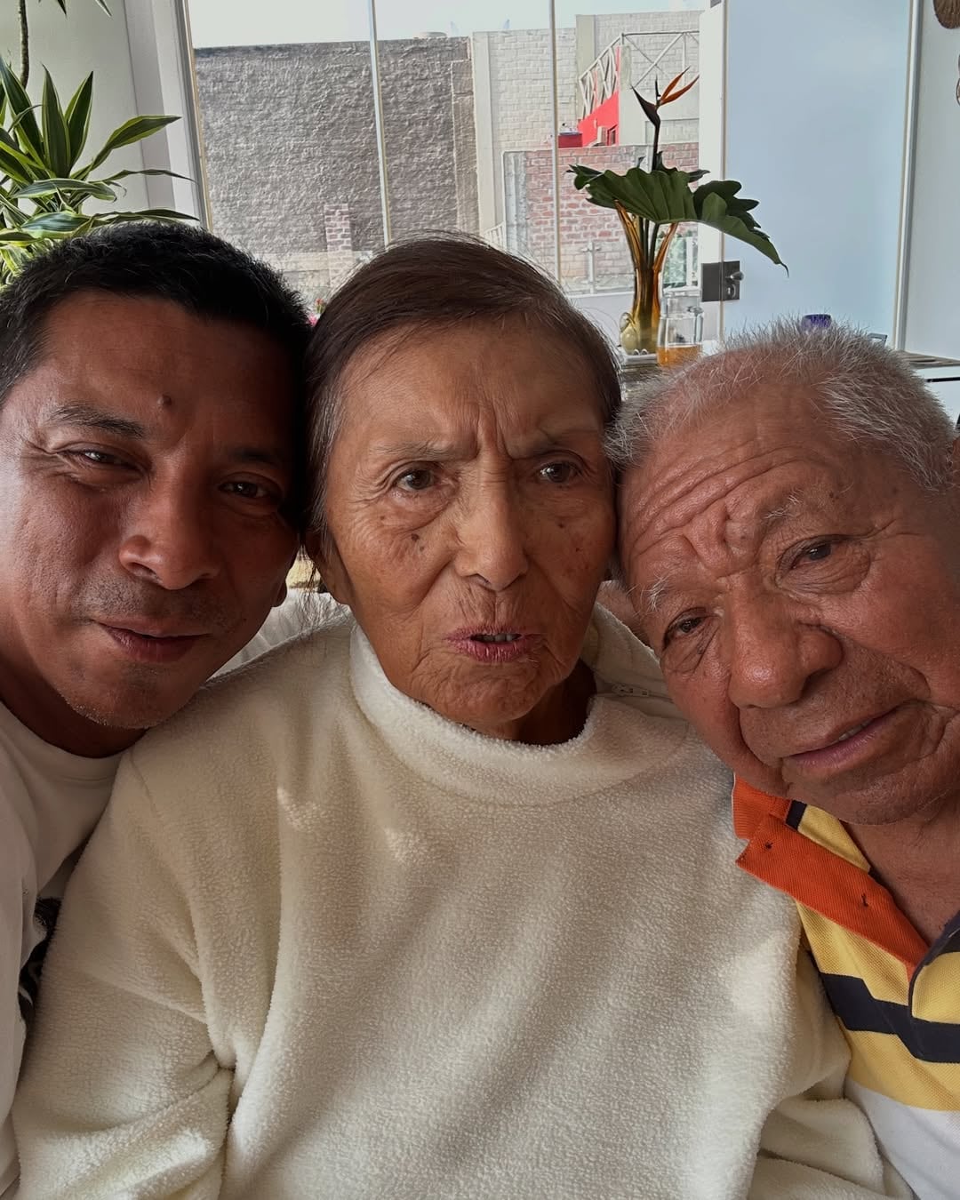 Jorge Salinas y sus padres. IG
