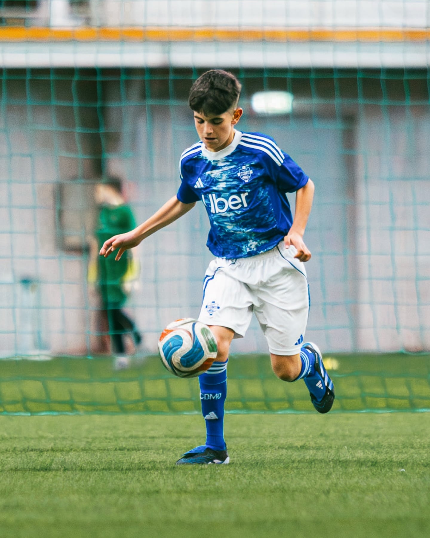 La medida en la categoría sub-10 busca bajar los golpes en la cabeza y altera la enseñanza: el contacto aéreo se introduce más tarde (@comofootball)