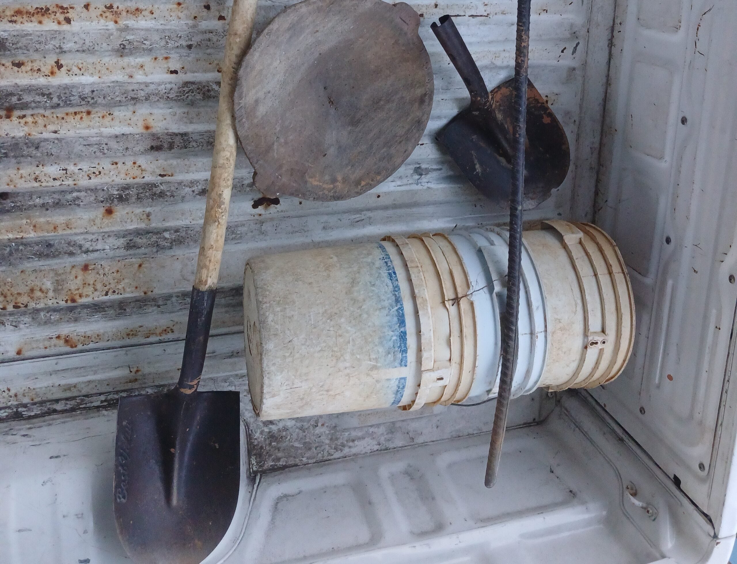 Herramientas decomisadas evidencian extracción ilegal dentro de la fuente hídrica en Capira. Tomada de MiAmbiente