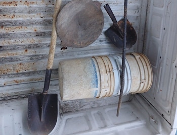 Herramientas decomisadas evidencian extracción ilegal dentro de la fuente hídrica en Capira. Tomada de MiAmbiente