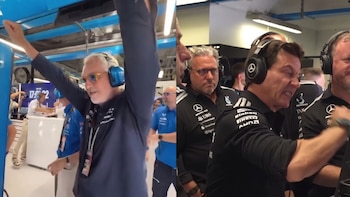 El alocado festejo de Flavio Briatore tras la pole de Gasly y la furia de Toto Wolff en Mercedes: rompió una TV de un puñetazo