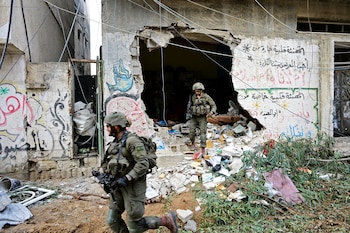 Soldados israelíes operan en el