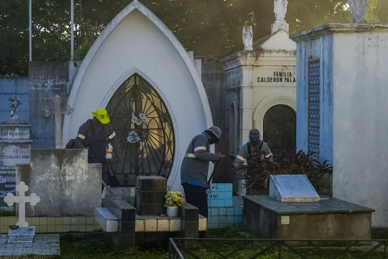 Más de 70,000 personas se prevé que visiten 18 cementerios de San Salvador Centro en tres días