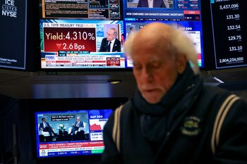 Un operador trabaja, mientras una