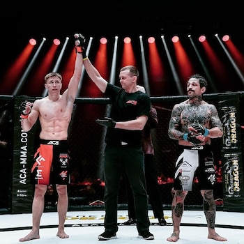 El árbitro del combate fue