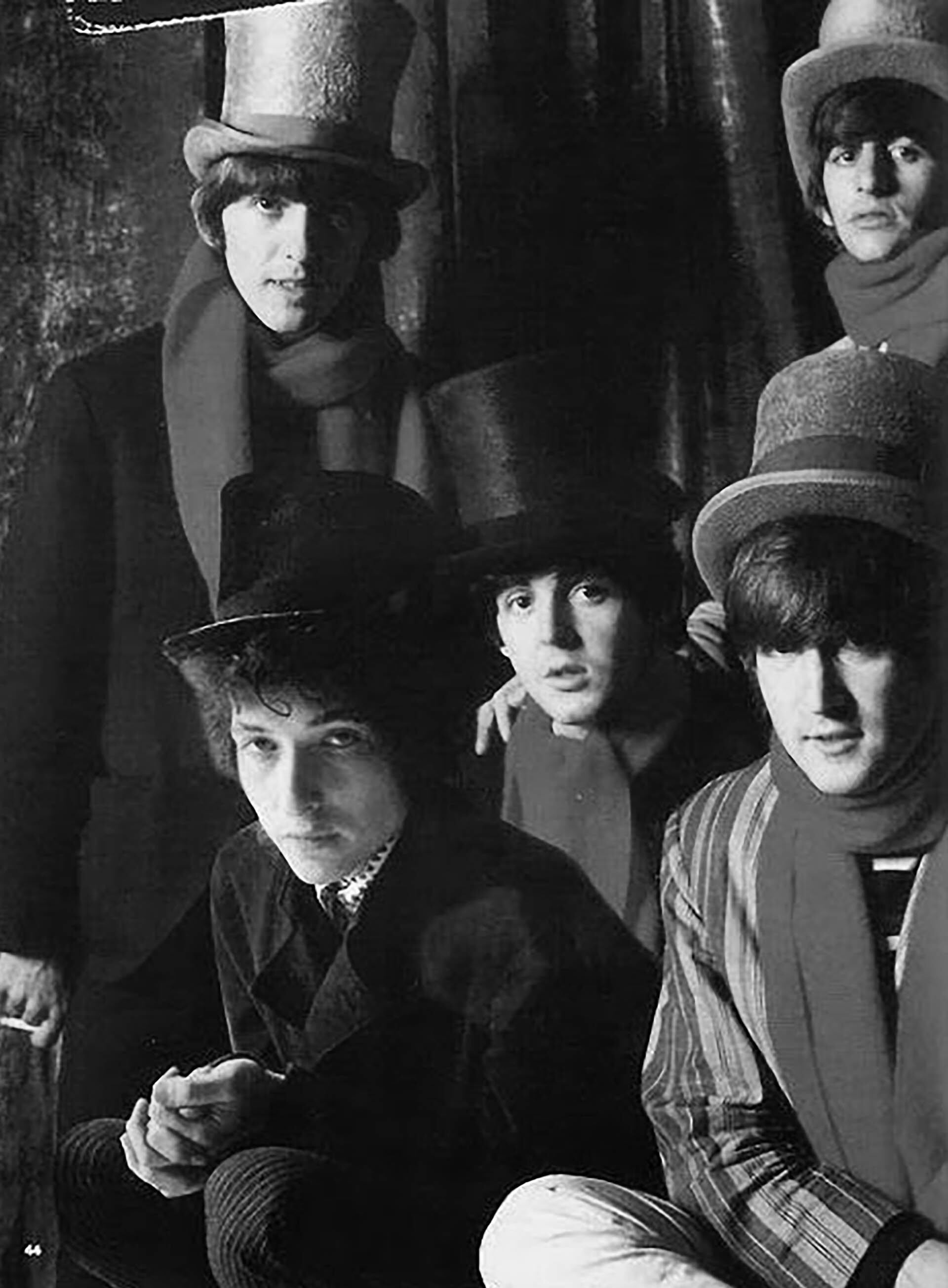George Harrison, Bob Dylan, Paul McCartney, John Lennon y Ringo Starr (parado a la derecha), de los