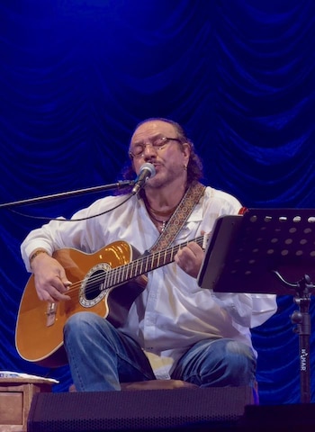 El cantante aprovechó el 14