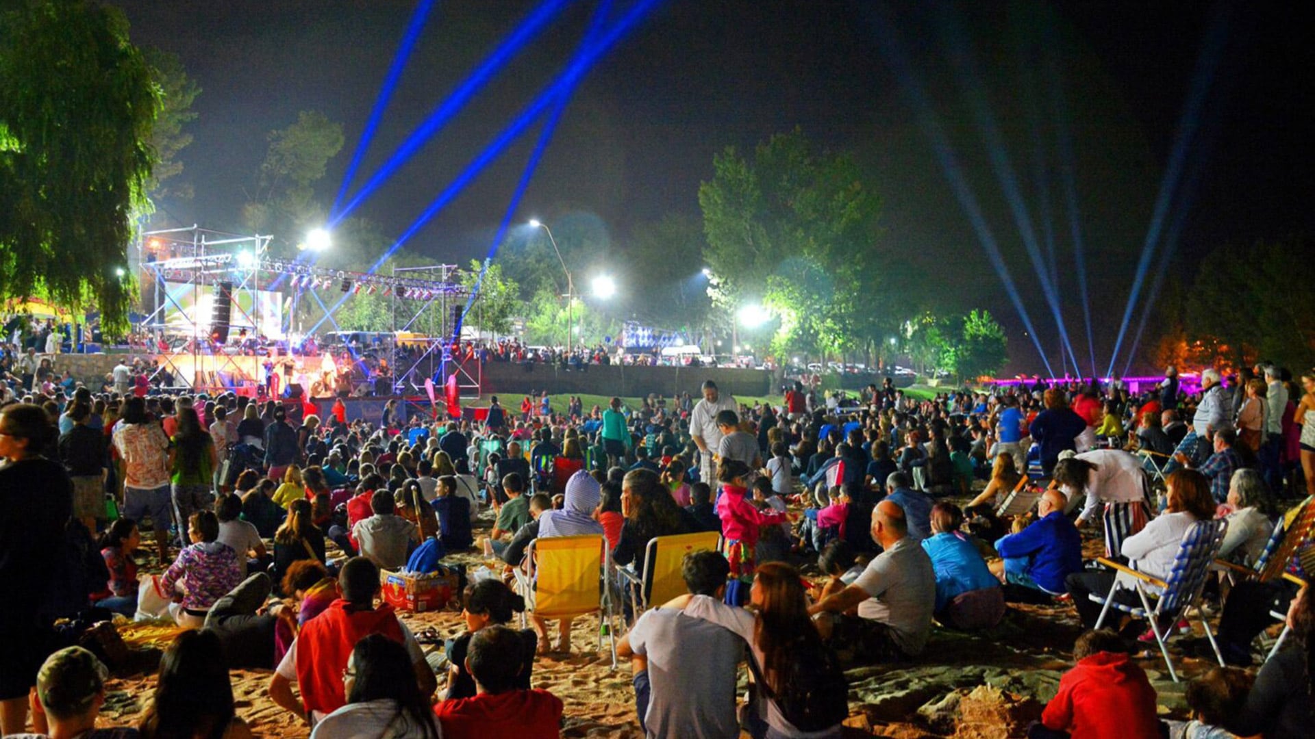 La oferta turística de Mina Clavero incluye hoteles, cabañas, campings, gastronomía y paseos artesanales en el centro y la costanera (Agencia Córdoba Turismo)
