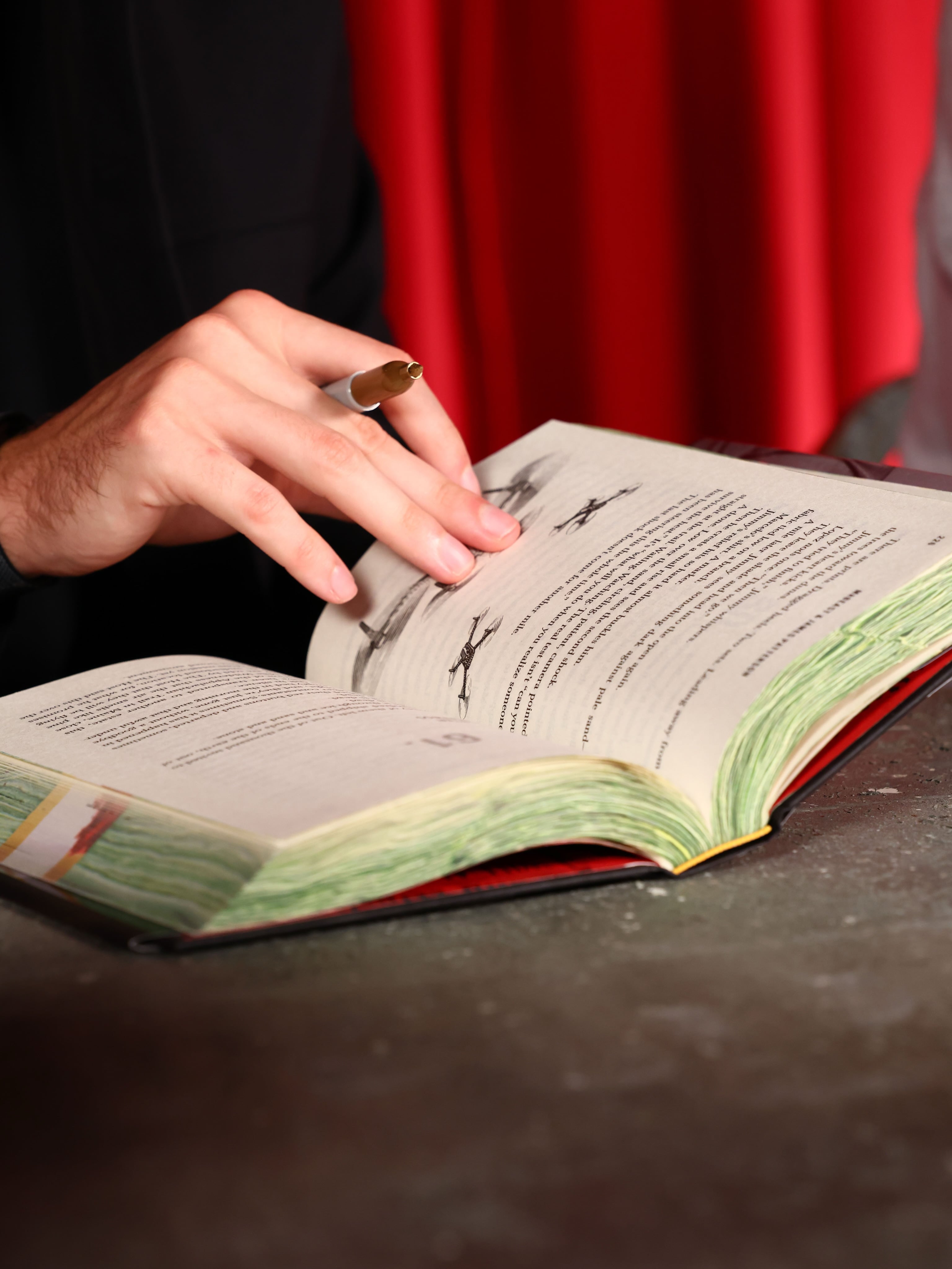 Los lectores deberán identificar pistas, códigos e ilustraciones dentro de la edición impresa en inglés para avanzar en el concurso. (Foto: Instagram)