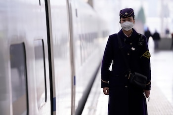 Una mujer del personal del