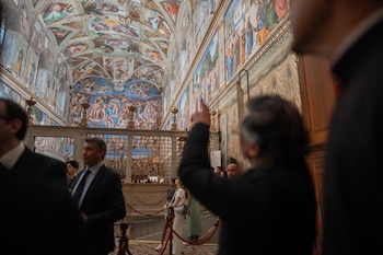 Gustavo Petro contempló la bóveda de la Capilla Sixtina, la obra maestra de Miguel Ángel que reúne escenas del Génesis y es uno de los mayores tesoros del arte renacentista - crédito Juan Cano/Presidencia